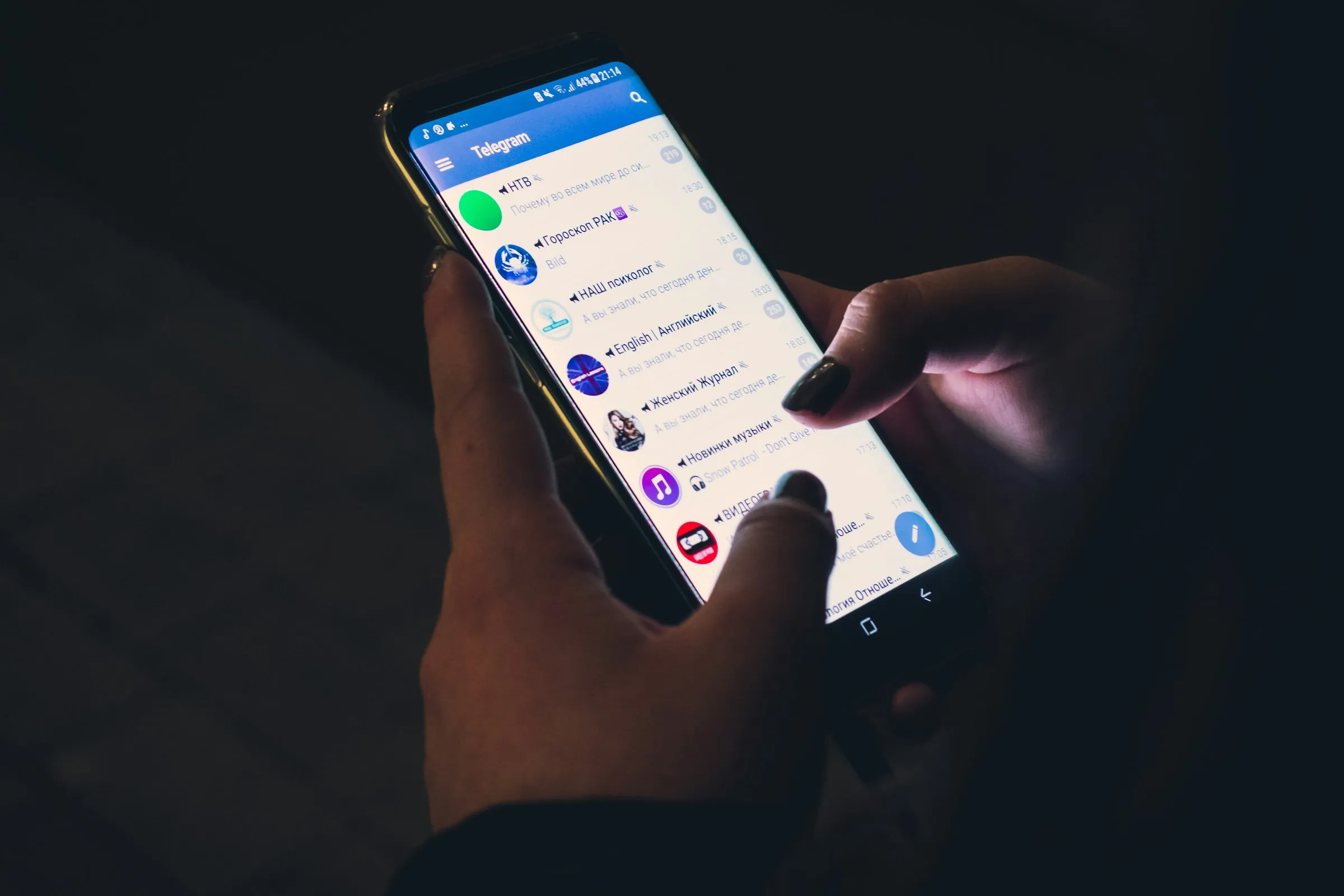 Persona usando una aplicación de mensajes en su teléfono