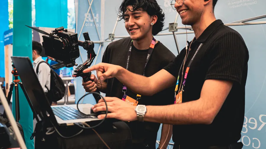 Equipo de Filmeezy revisando tomas durante una jornada