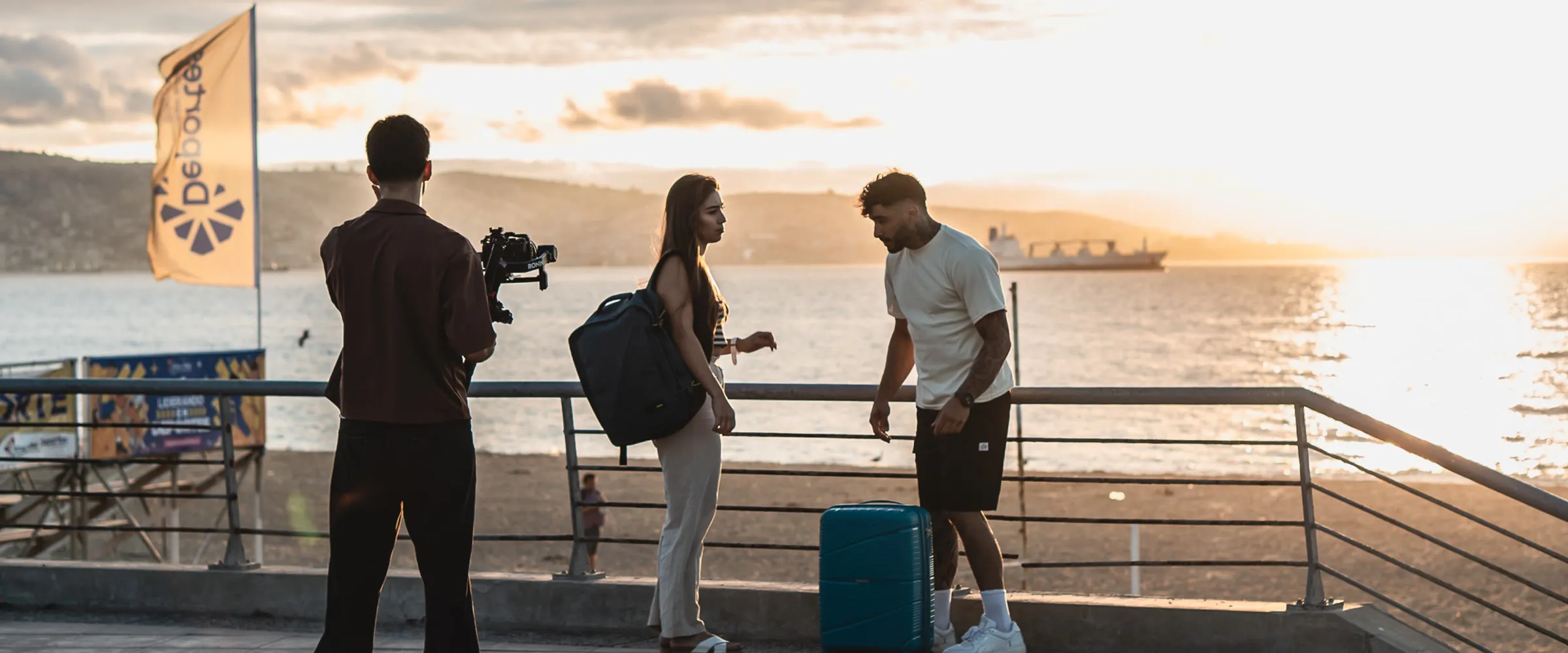 Rodaje al atardecer en la costanera, con cámara y talento en cuadro